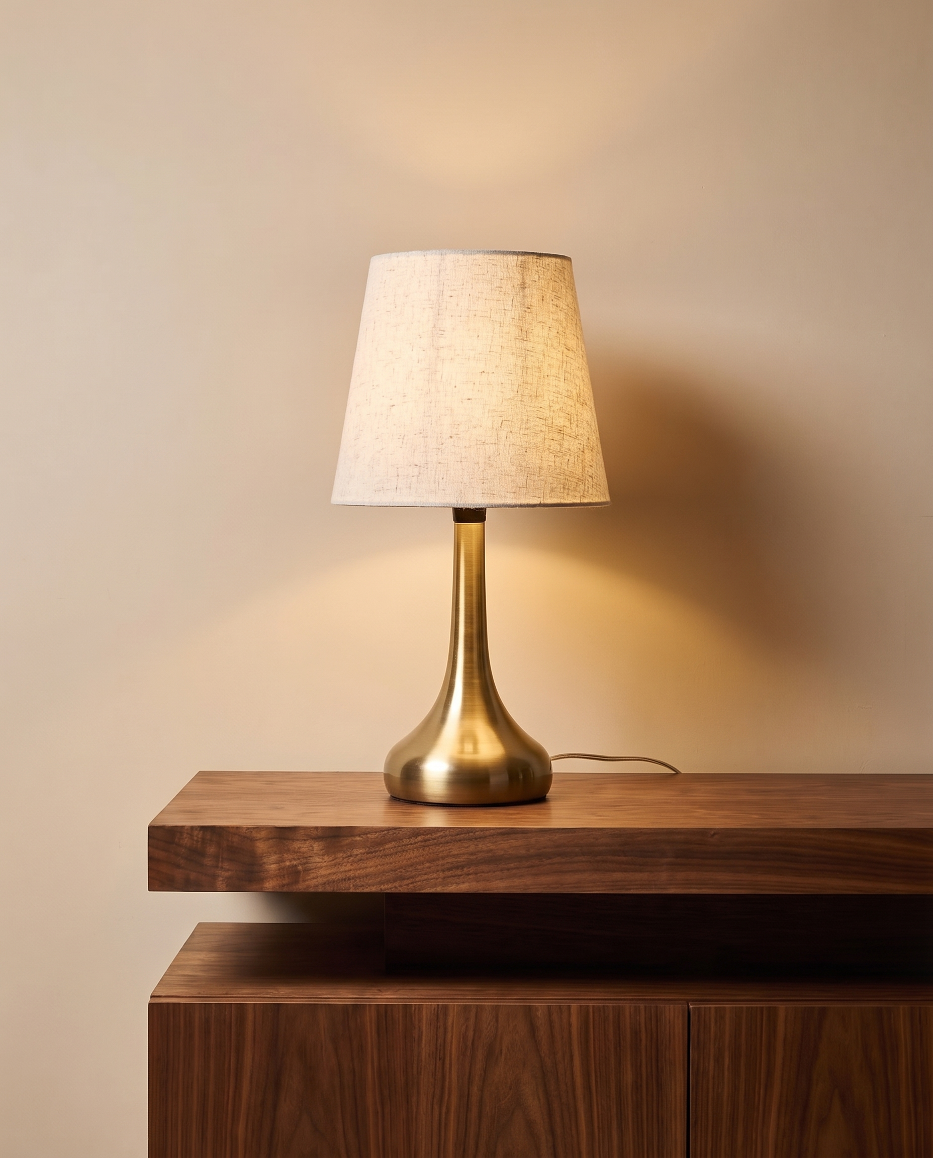 Compact gold table lamp, detail