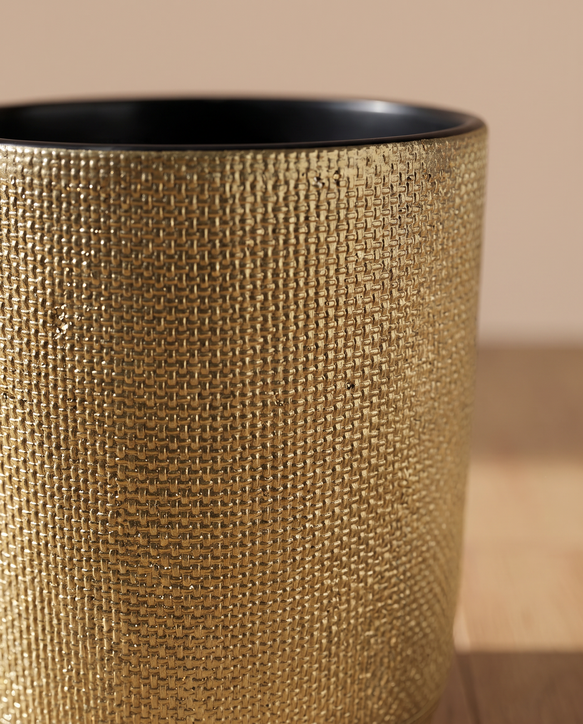 Gold Textured Fiber Plant Pot Medium – detail view
