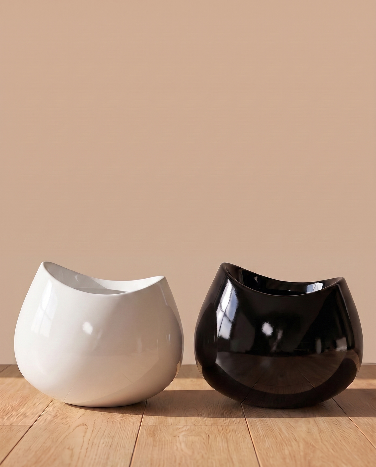 Black & White Sculpted Fiber Pot – white and black pots together