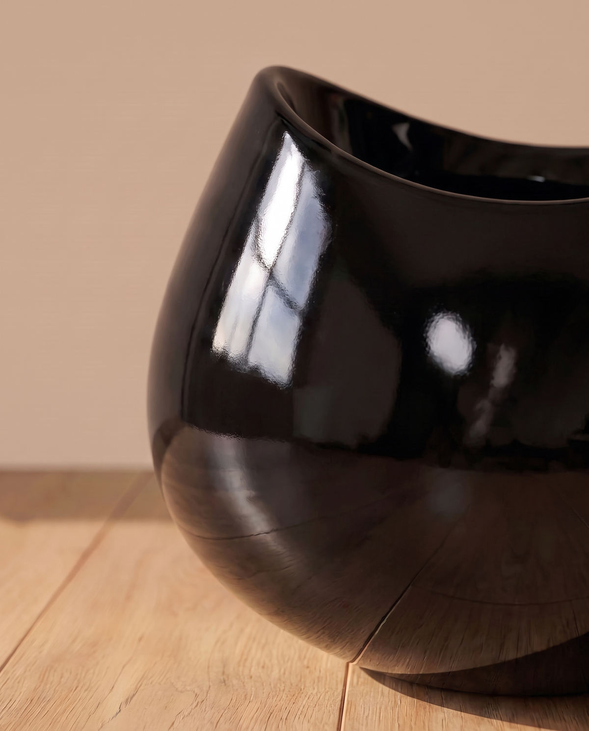 Black & White Sculpted Fiber Pot – black pot, alternate view