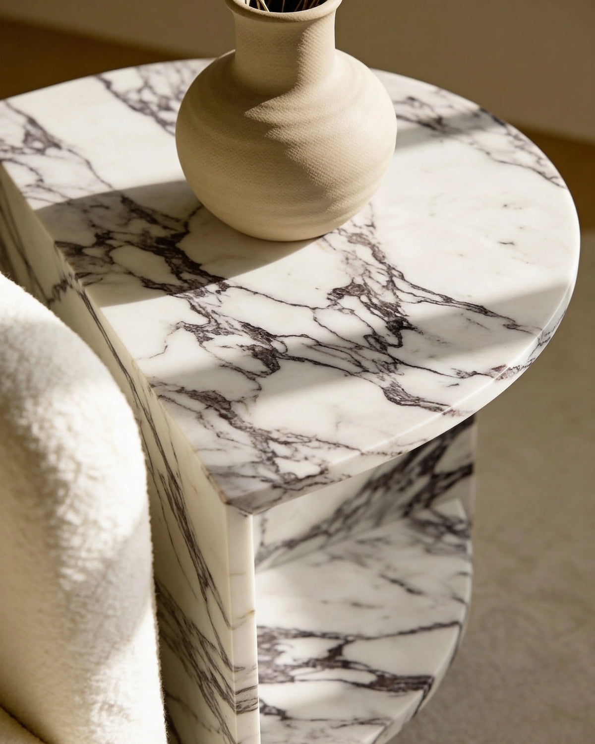 Half-moon Arabescato side table, close-up of the grey veining