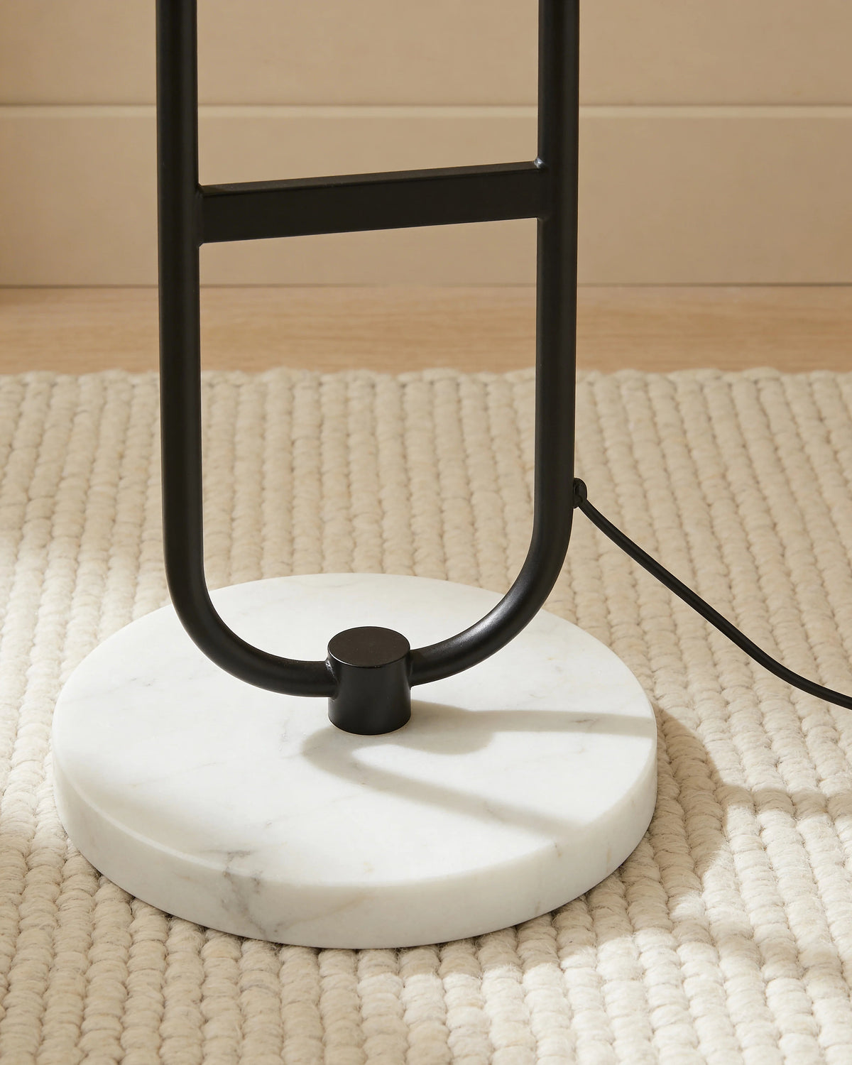 Giovanni black floor lamp with table, close-up detail