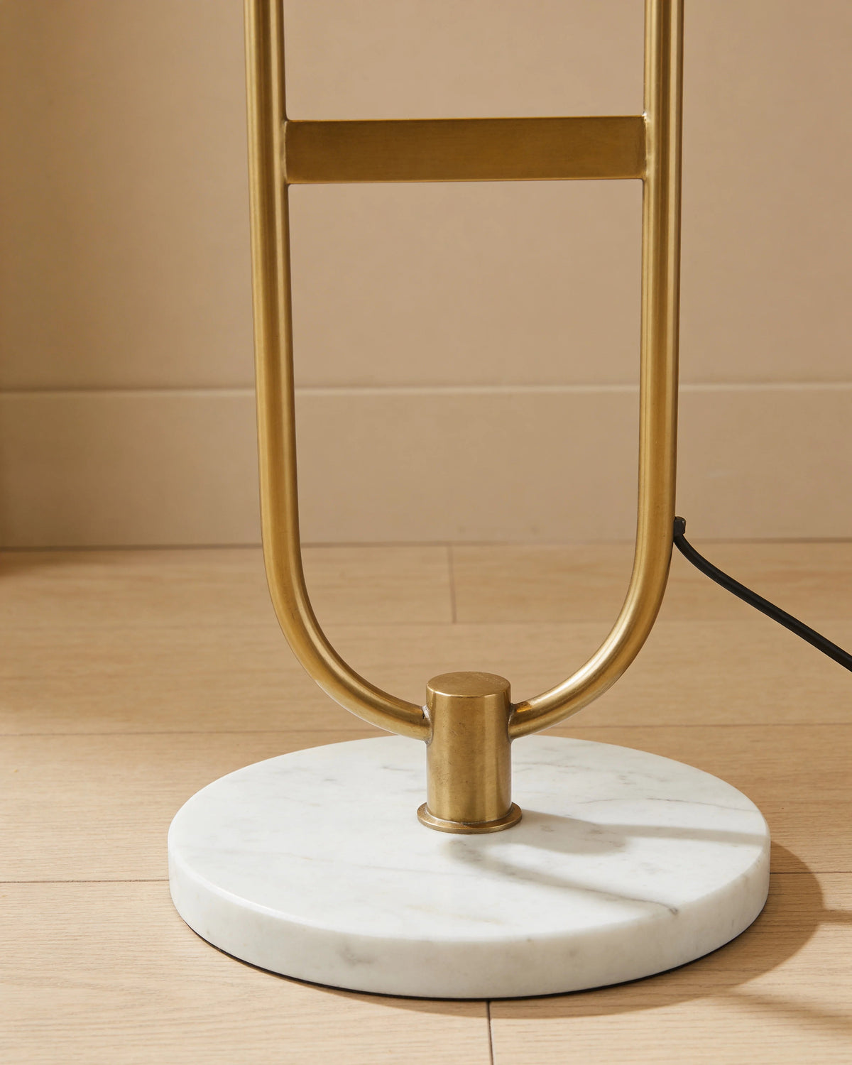 Giovanni gold floor lamp with table, close-up detail
