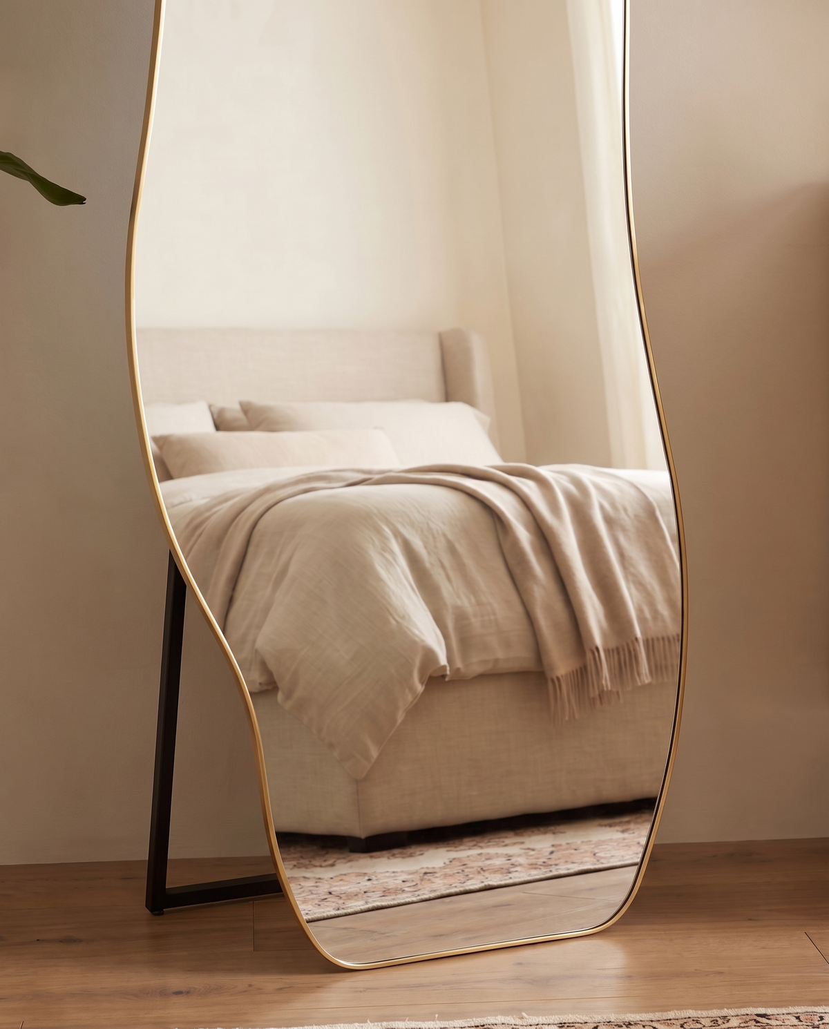 Helena curvy gold mirror, close-up of the frame