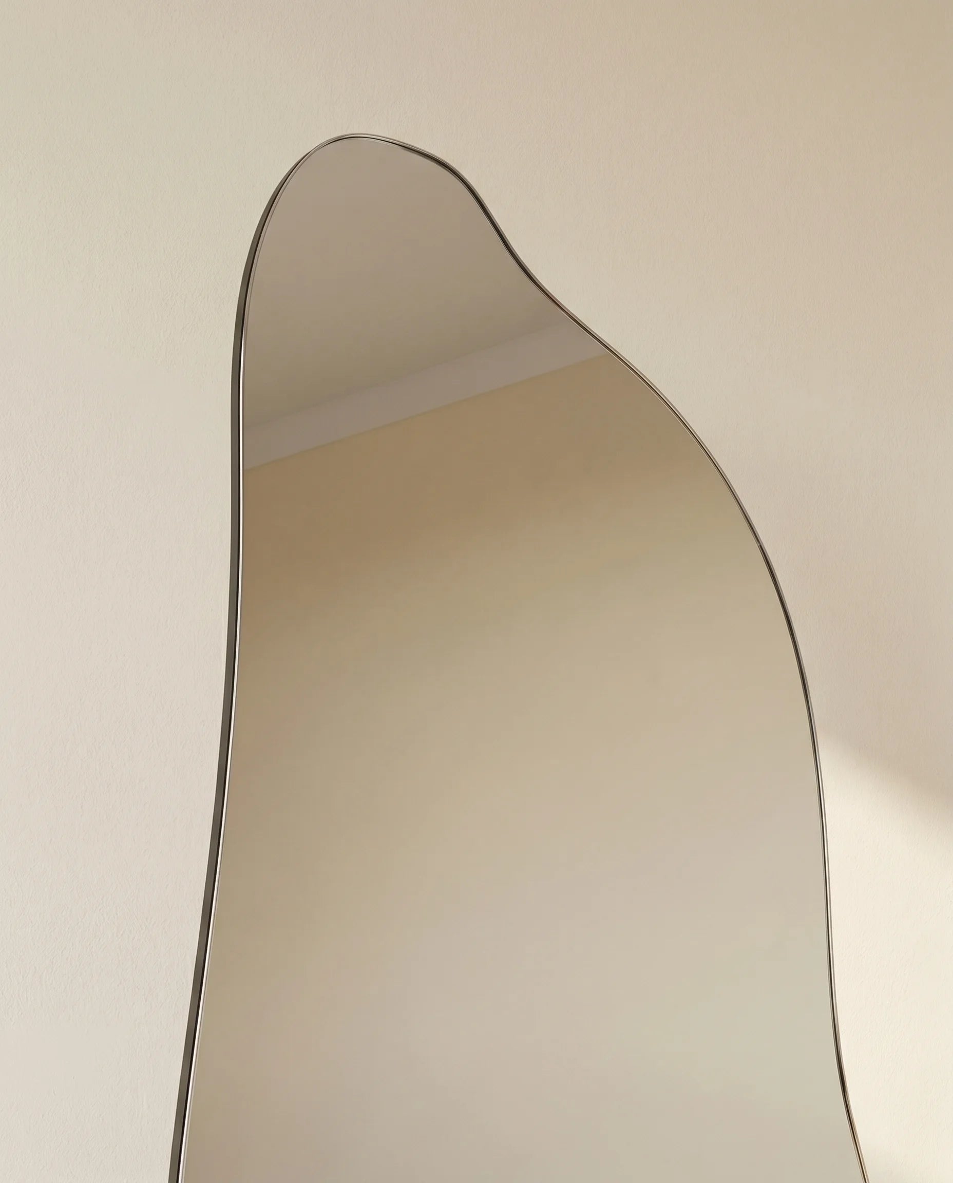 Helena curvy silver mirror, close-up of the frame