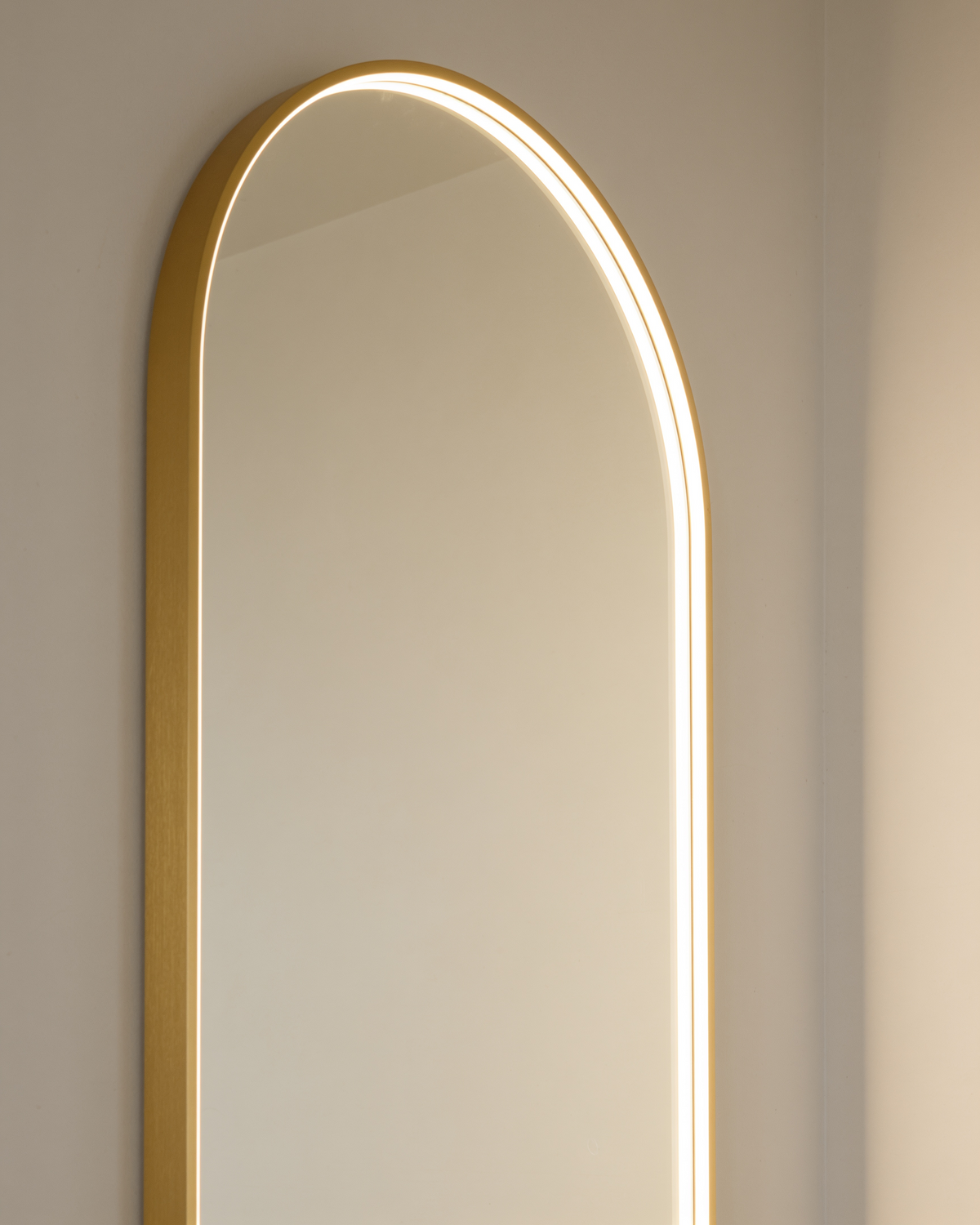 Iris gold LED arch mirror, close-up of the inner LED frame