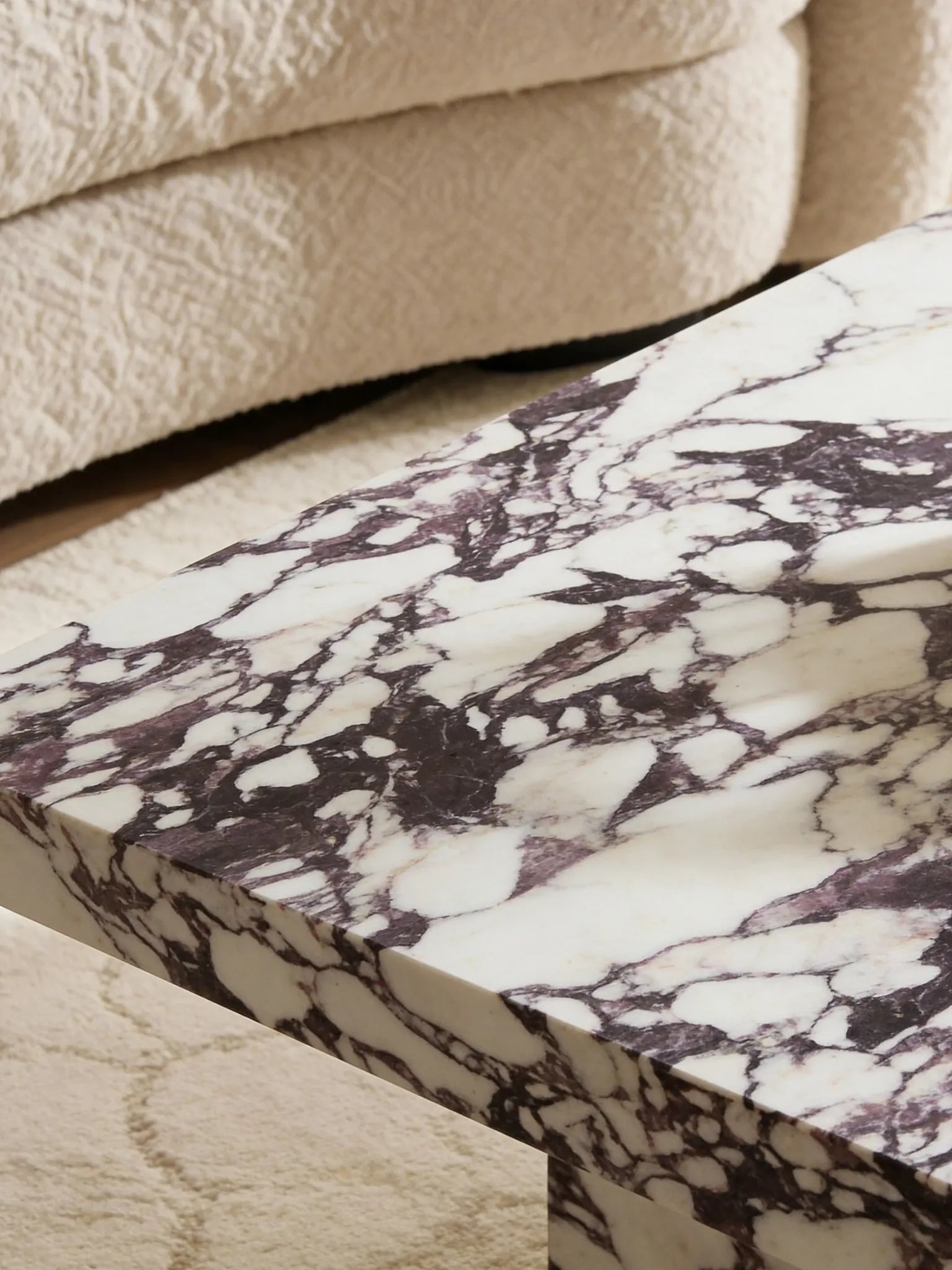 Italian Calacatta coffee table, close-up of the white veining
