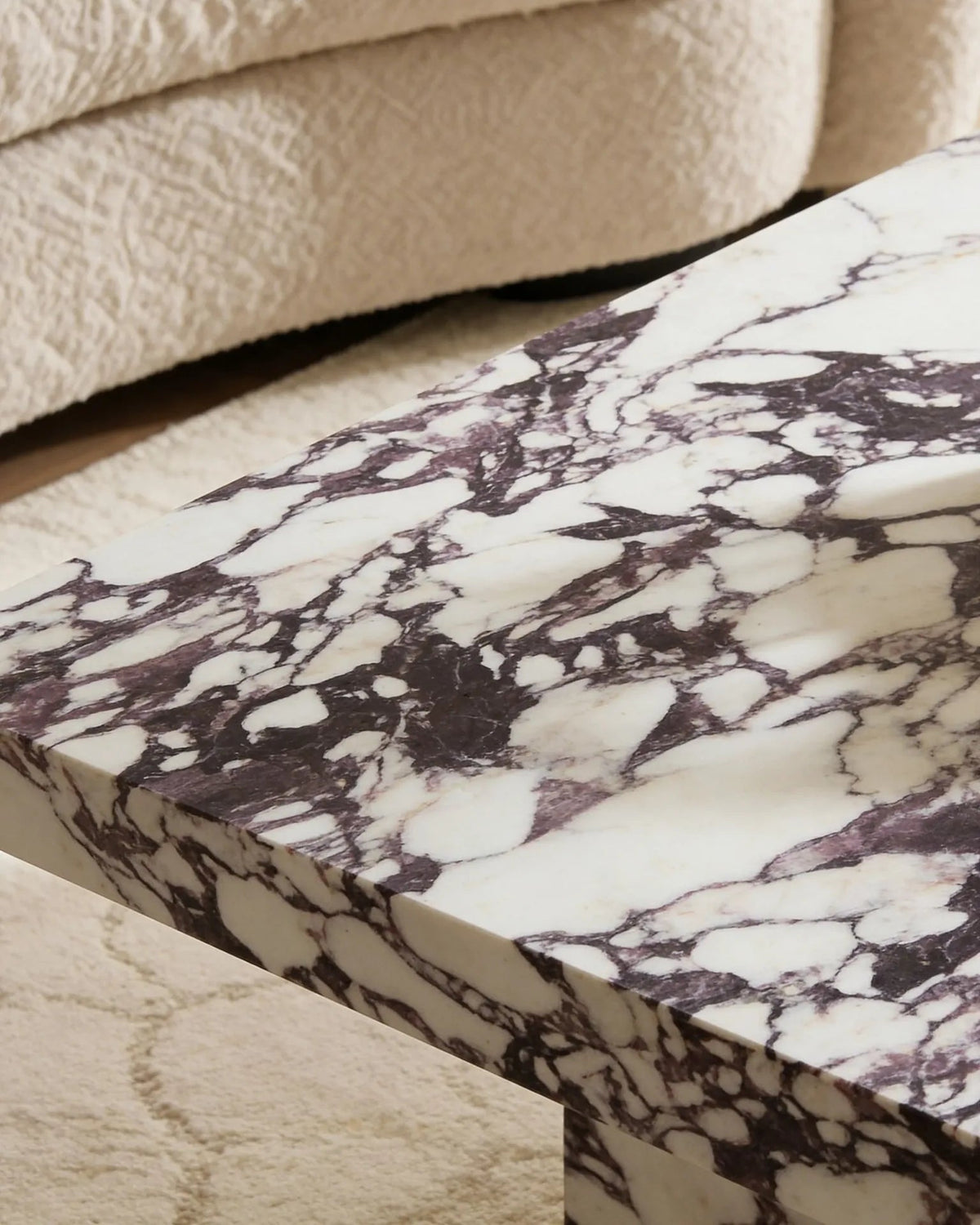 Italian Calacatta coffee table, close-up of the white veining
