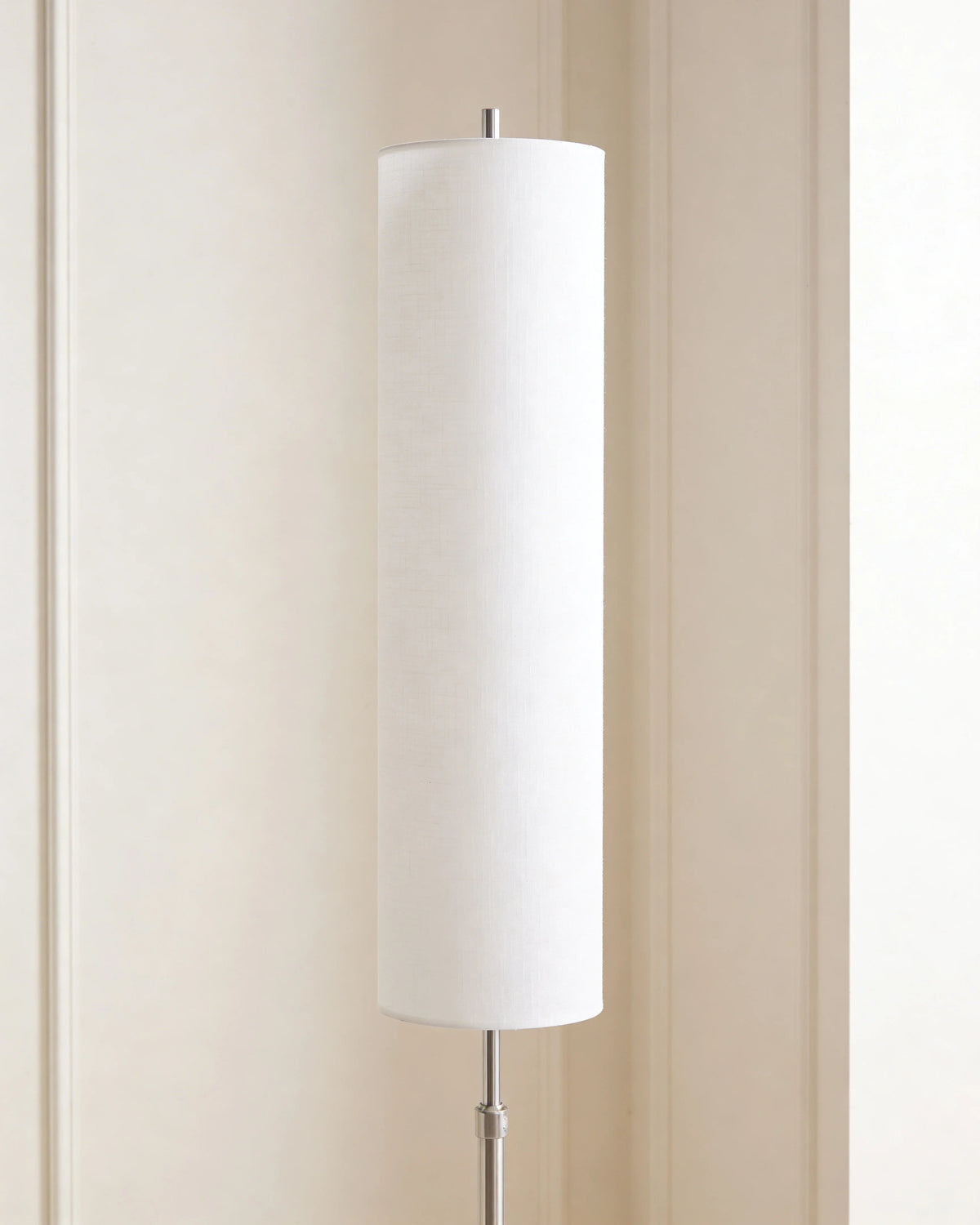 Small floor lamp in a Dubai living room