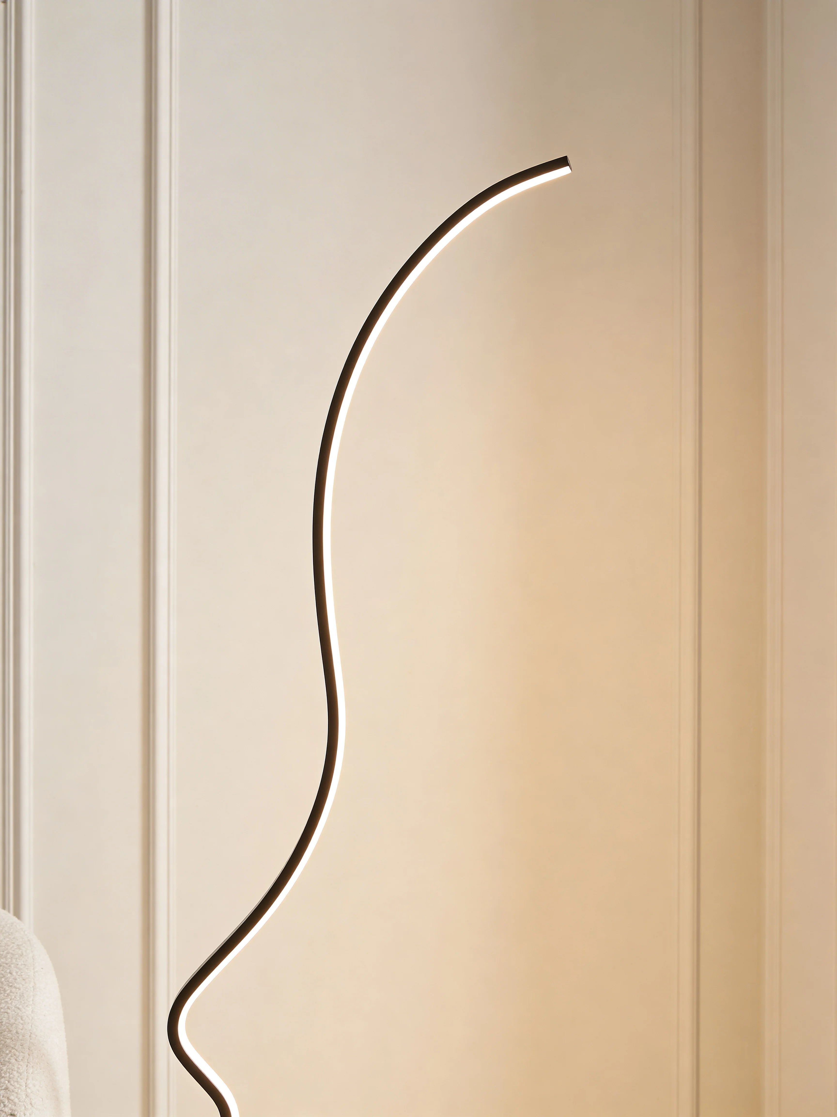 Sculptural black floor lamp in a Dubai living room