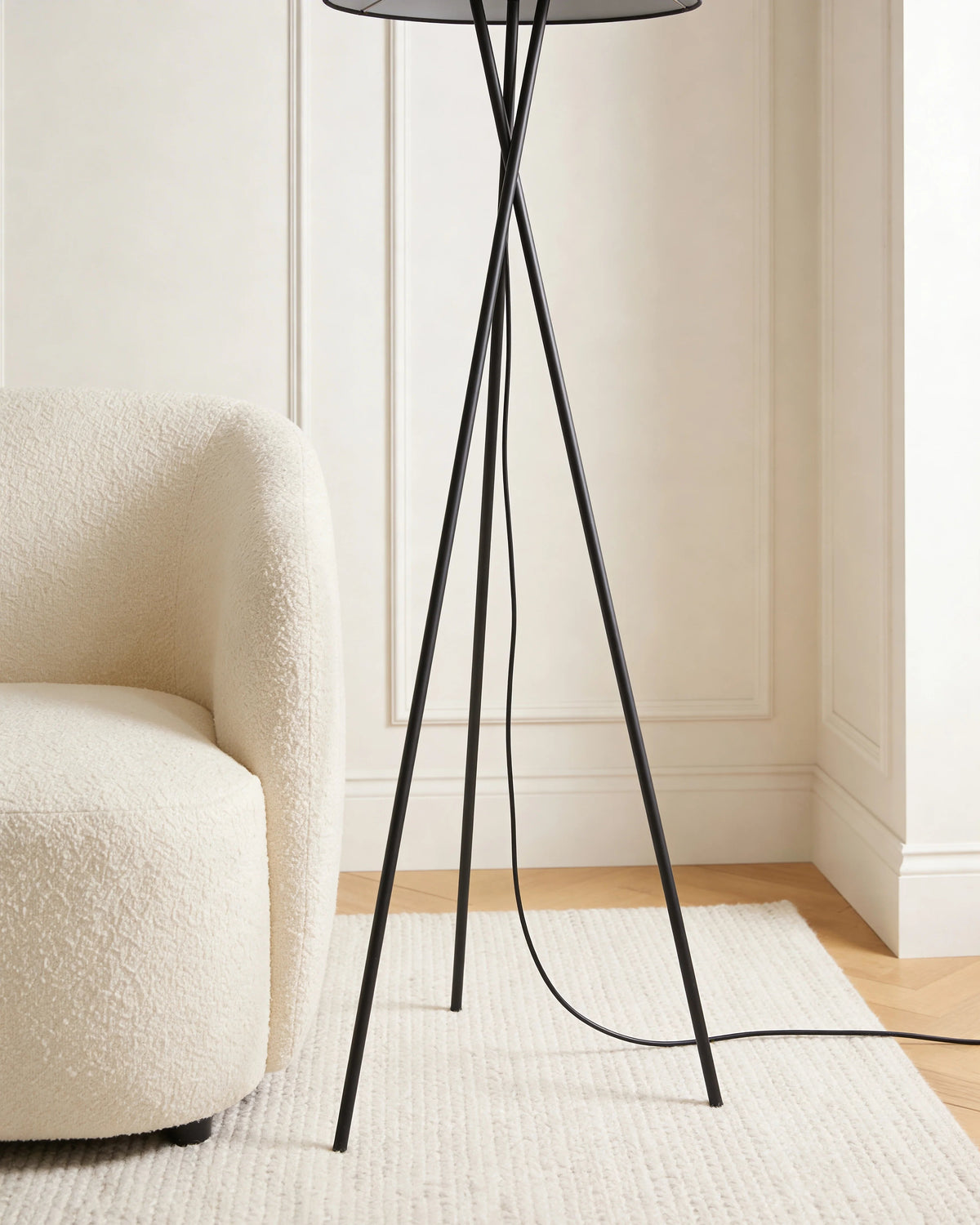 Siyah modern black tripod floor lamp, close-up detail