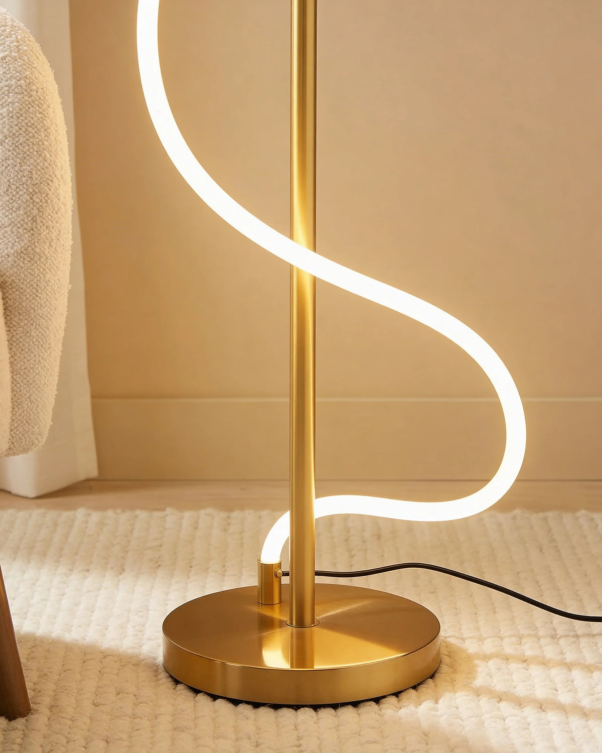 Vienna gold LED spiral floor lamp, close-up detail