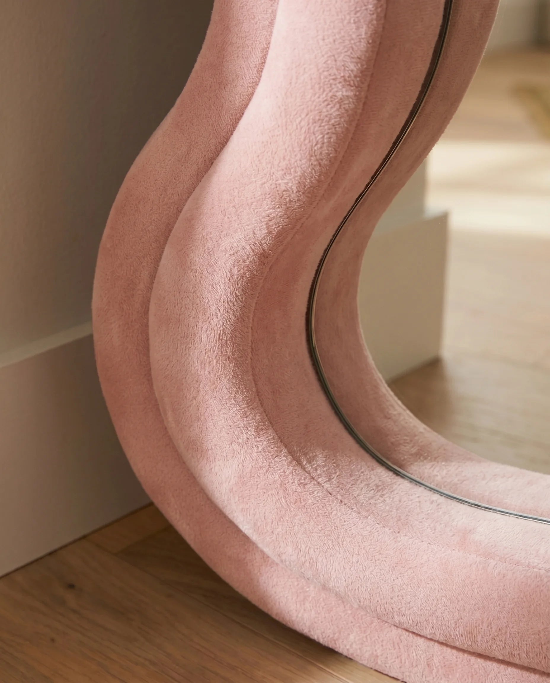 Vienna pink wavy full-body mirror in a Dubai bedroom