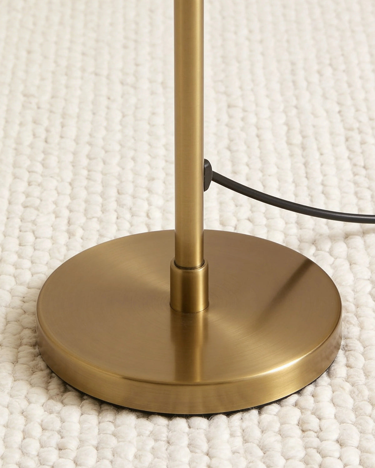 Vogue classic golden floor lamp, close-up detail