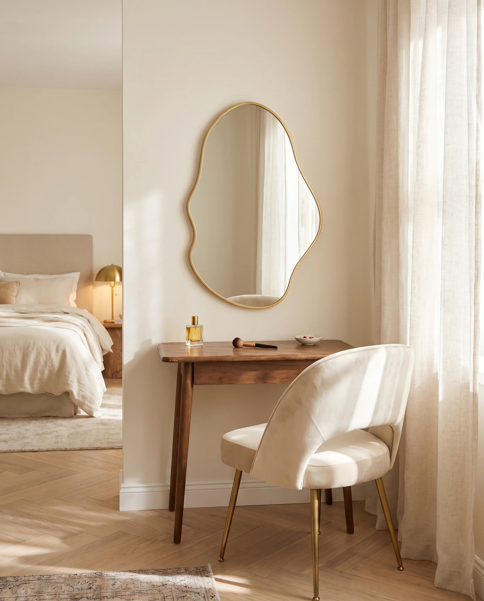 Onda gold irregular wall mirror, close-up of the frame