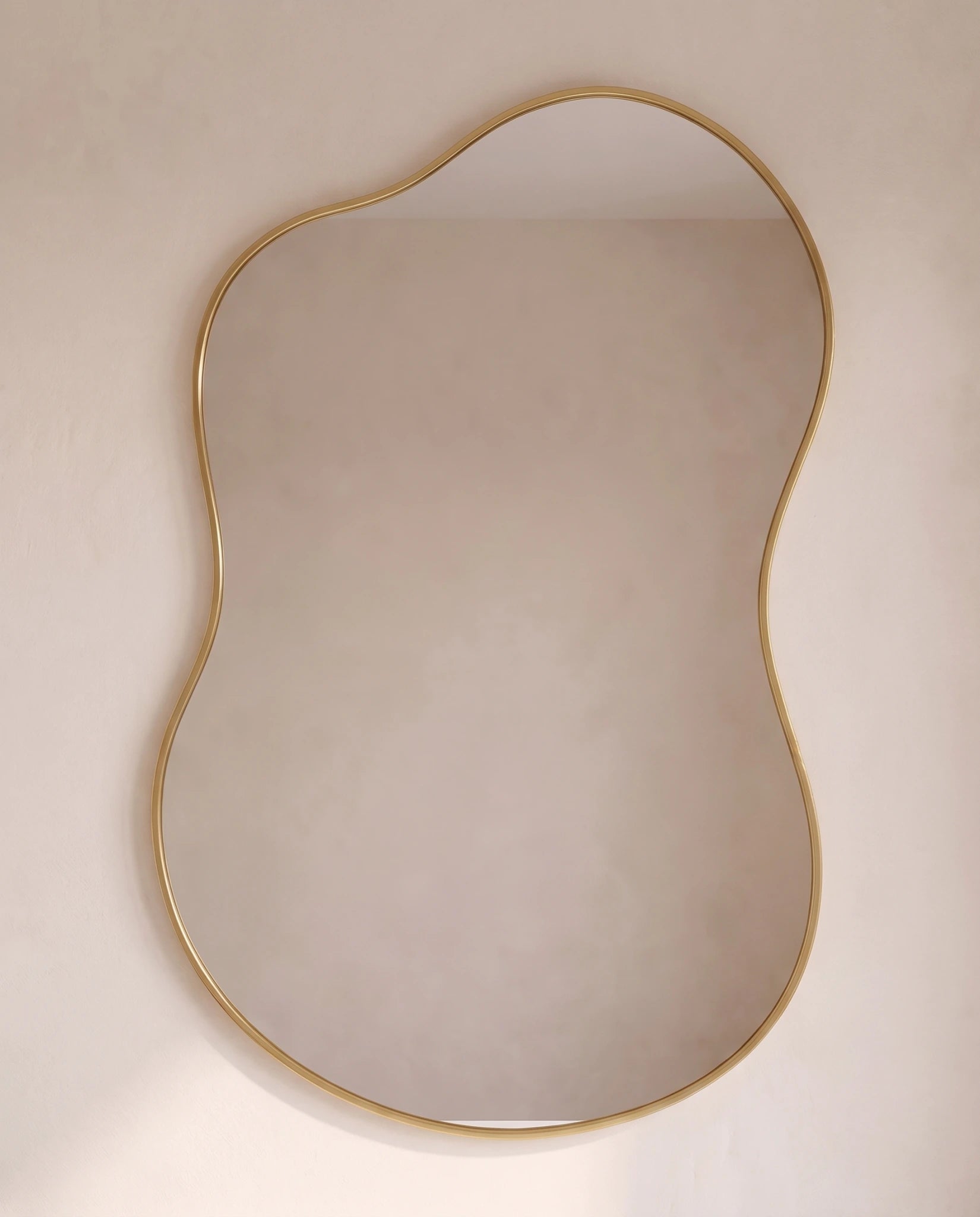 Vela gold irregular wall mirror, close-up of the frame