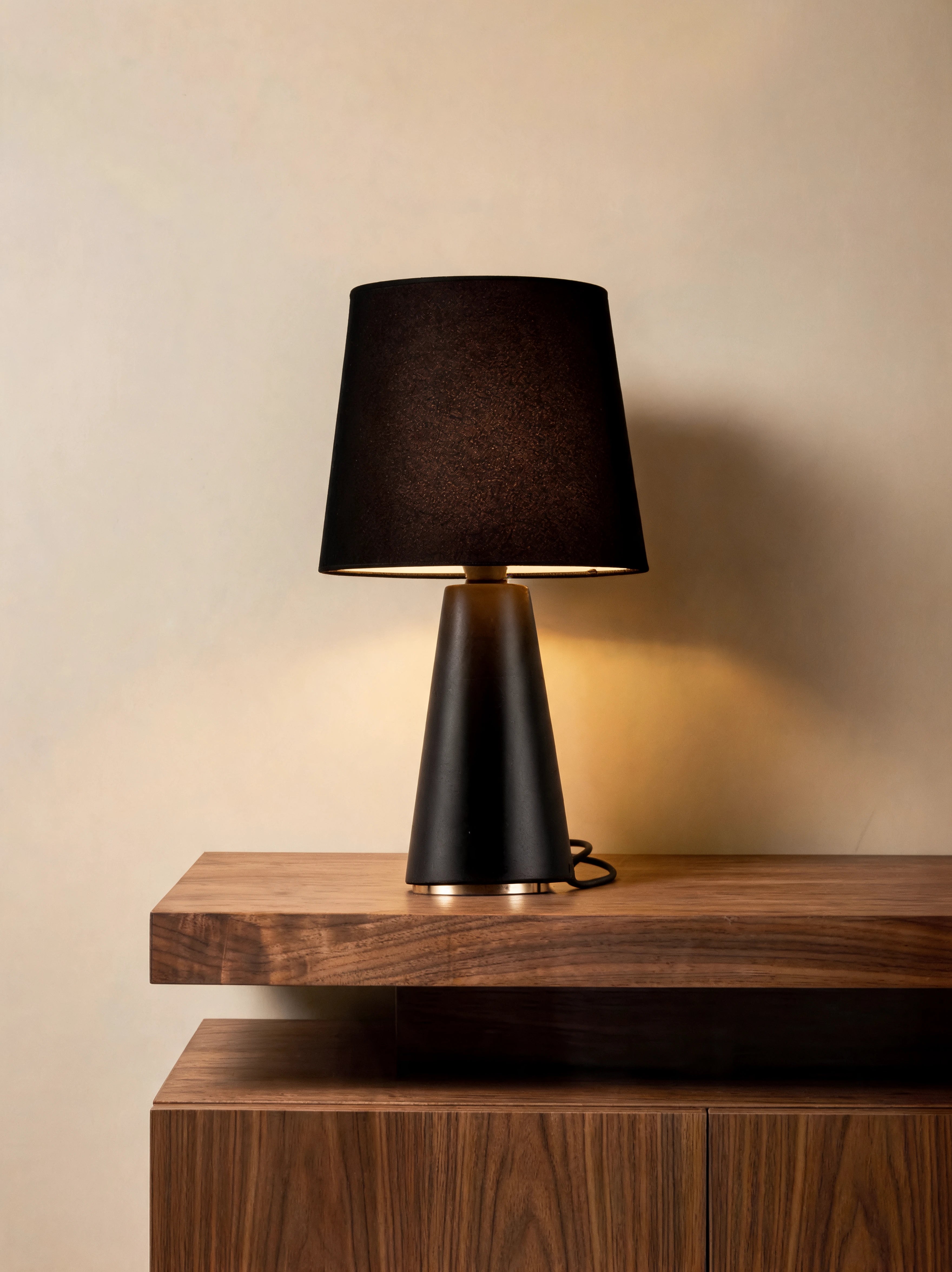 Black table lamp, detail
