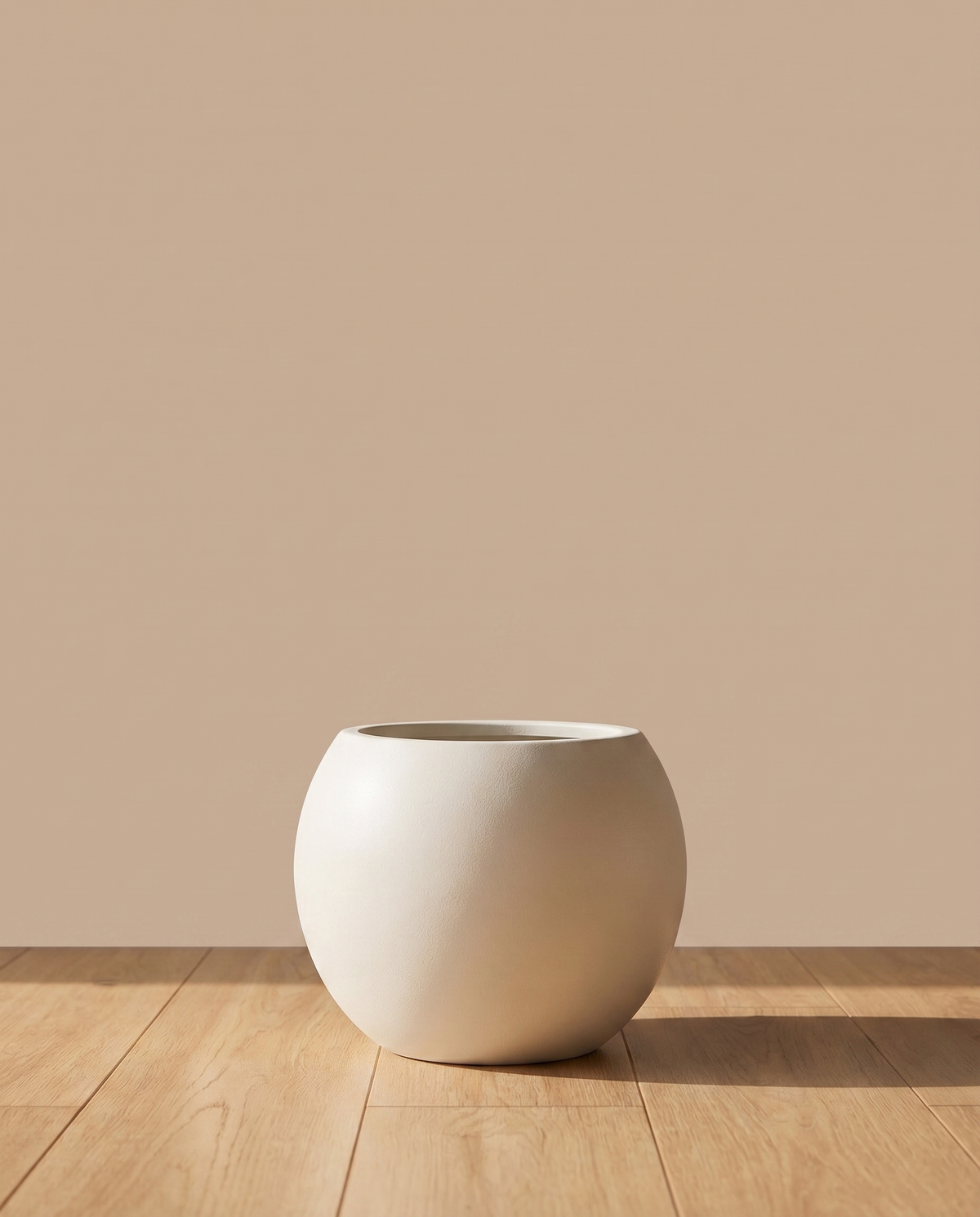 Curve Off-White Textured Plastic Pot – main view in a neutral interior