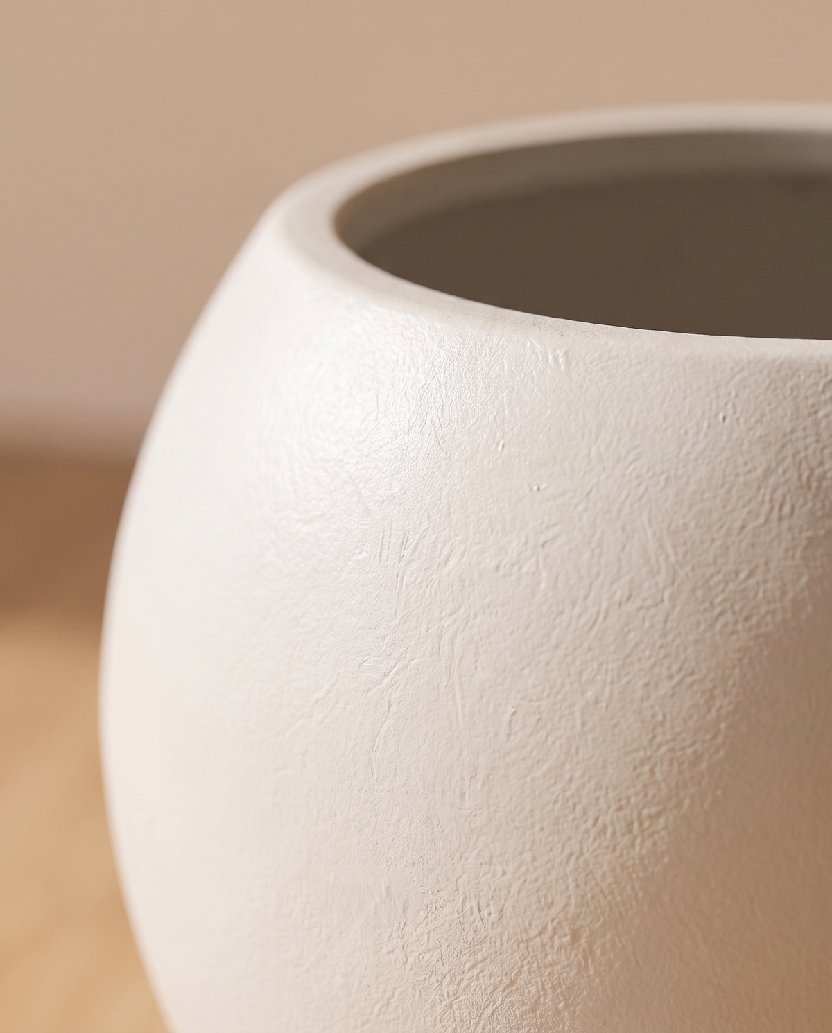 Curve Off-White Textured Plastic Pot – alternate view
