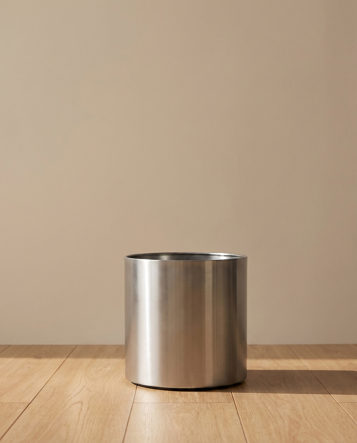 Silver Matte Metal Planter – main view in a neutral interior