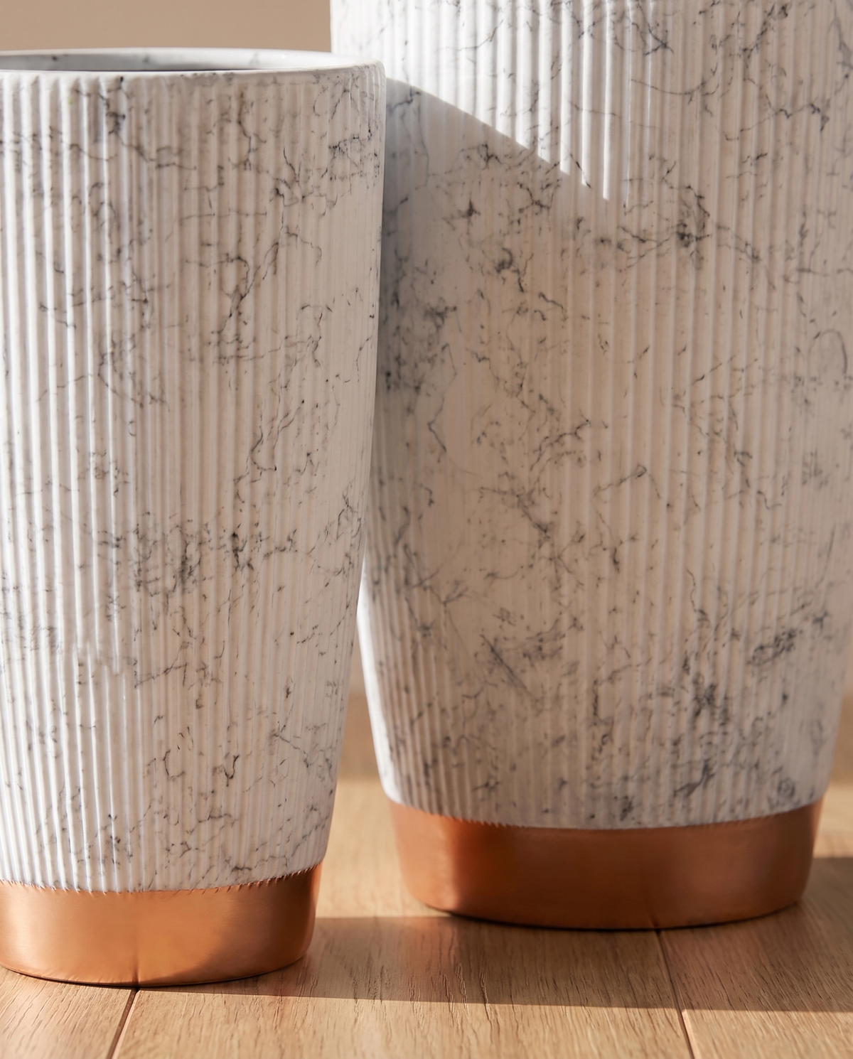 Ribbed Texture Marble Finish Ceramic Pot with Golden Base II – detail view