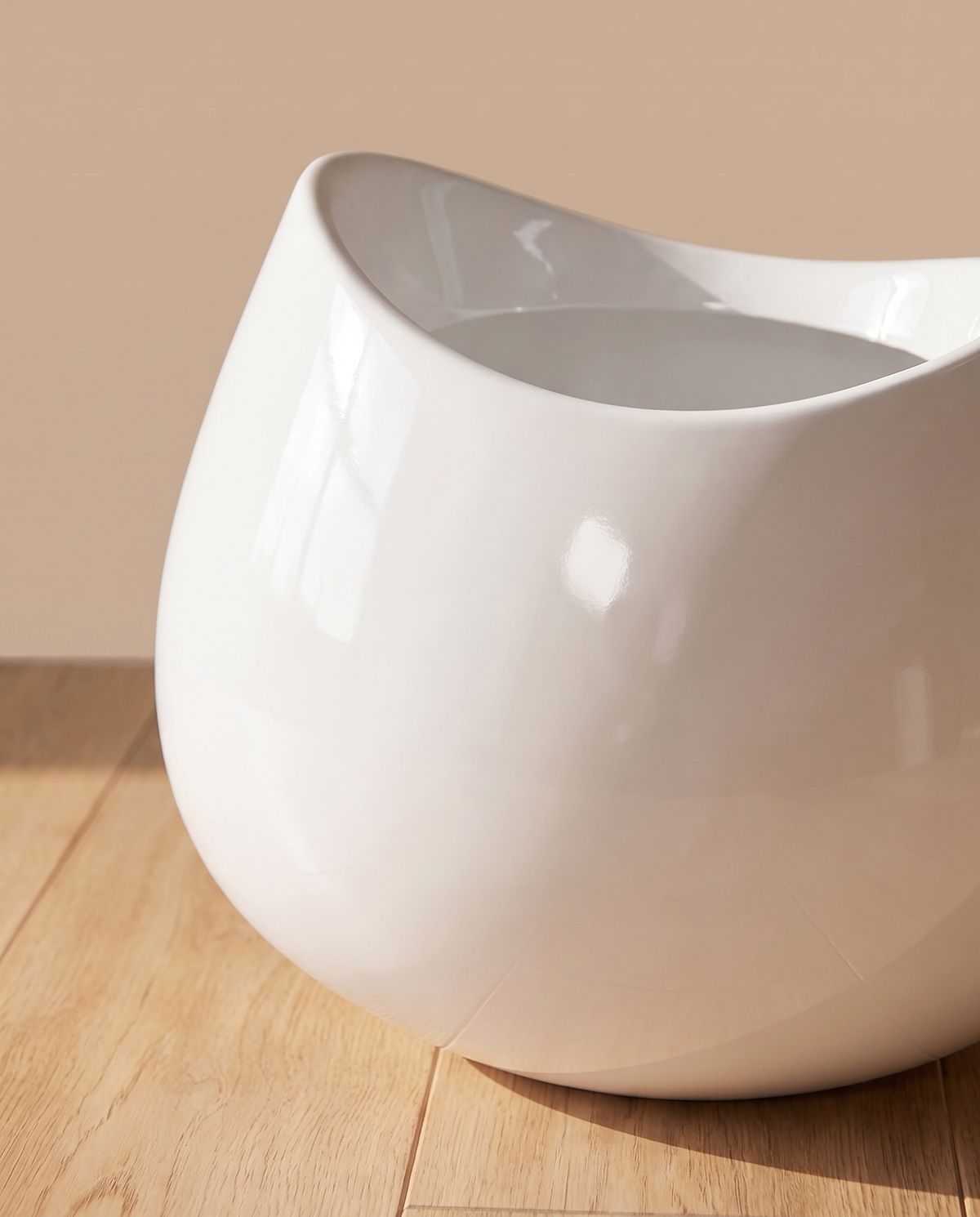 Black & White Sculpted Fiber Pot – white pot, alternate view