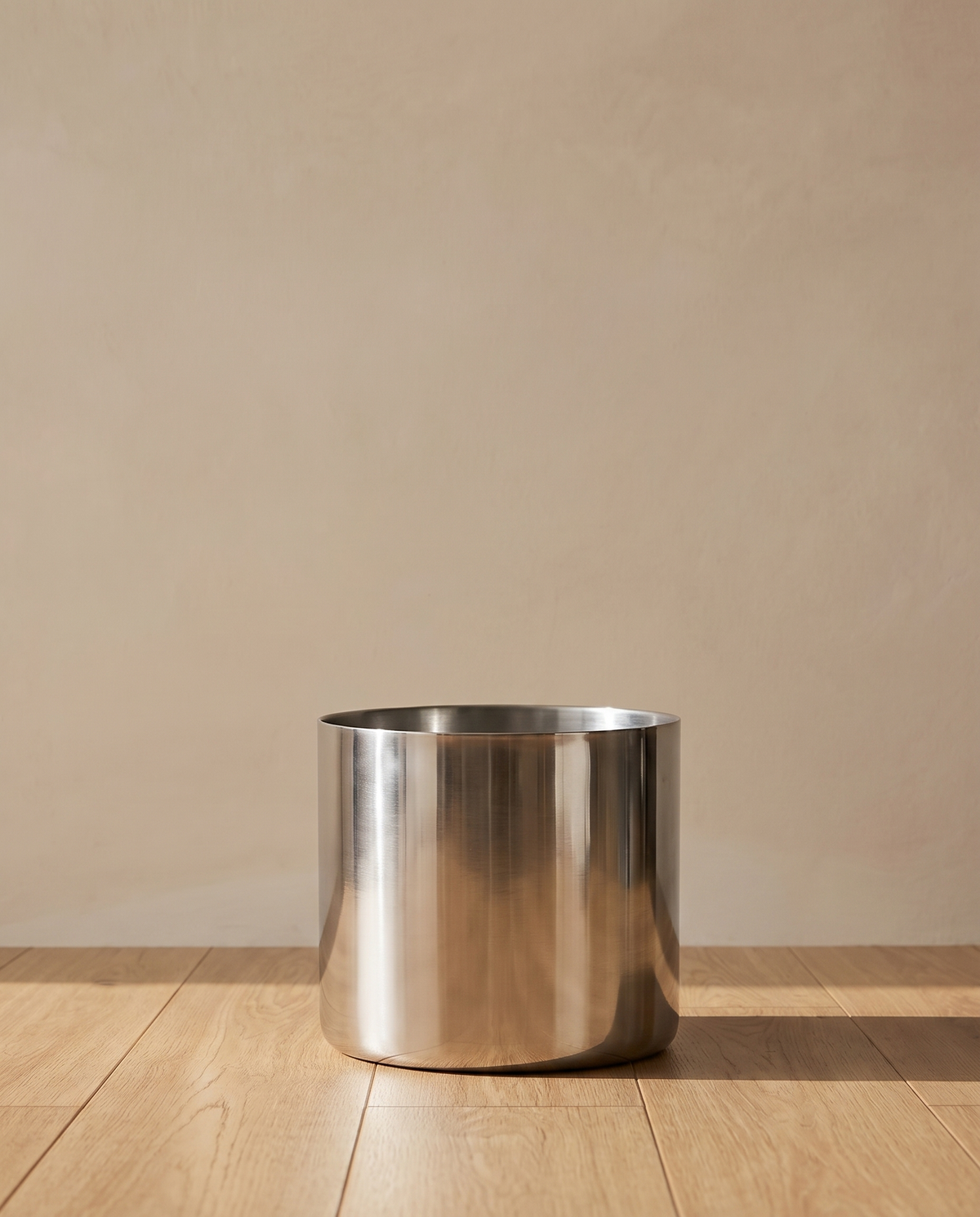 Silver Mirror Metal Planter – main view in a neutral interior