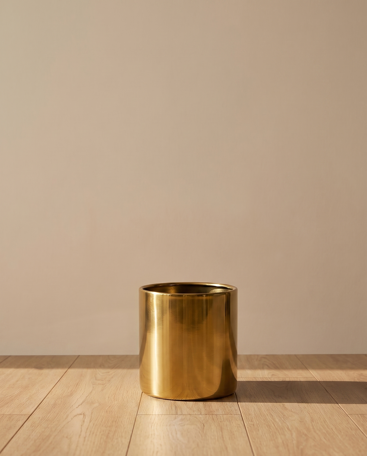 Gold Mirror Metal Planter – main view in a neutral interior