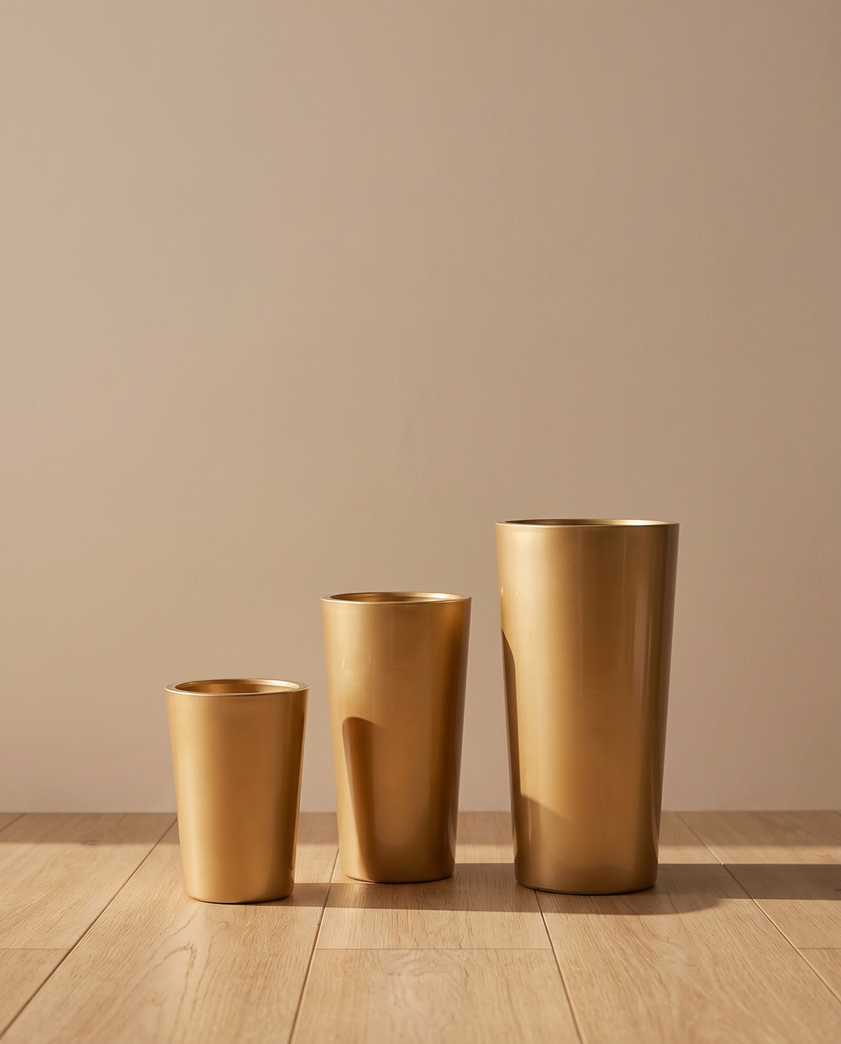 Gold Fiber Glass Planter – detail view