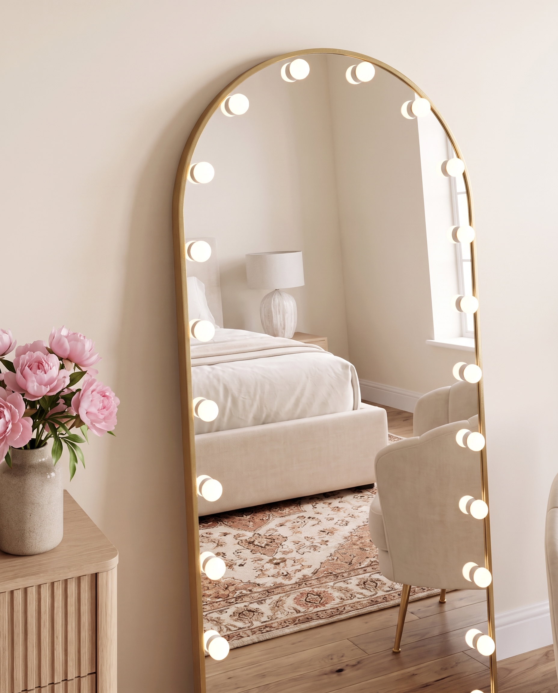 Angelina gold arched Hollywood mirror, close-up of the bulbs