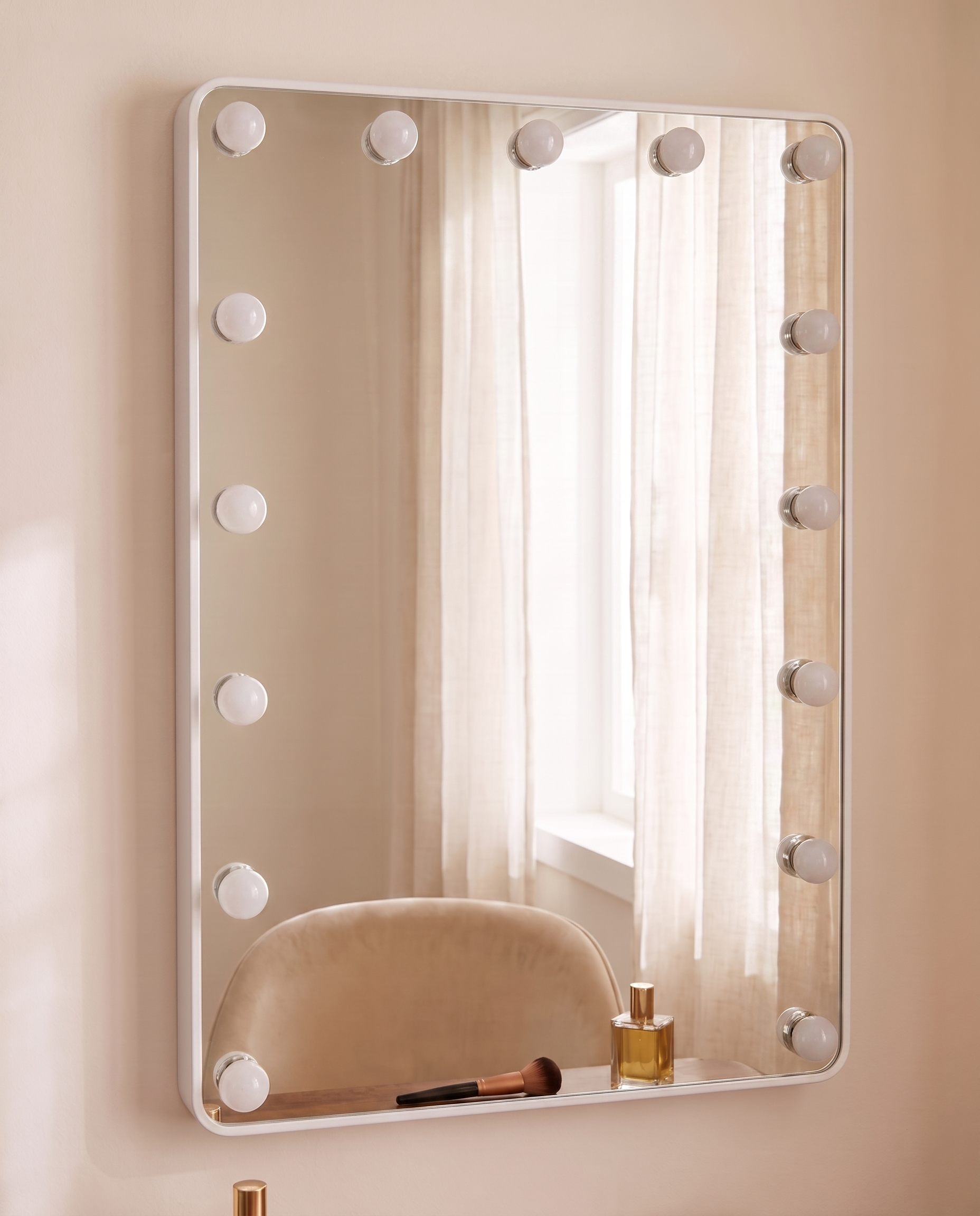 Angelina silver LED Hollywood mirror, close-up of the lights