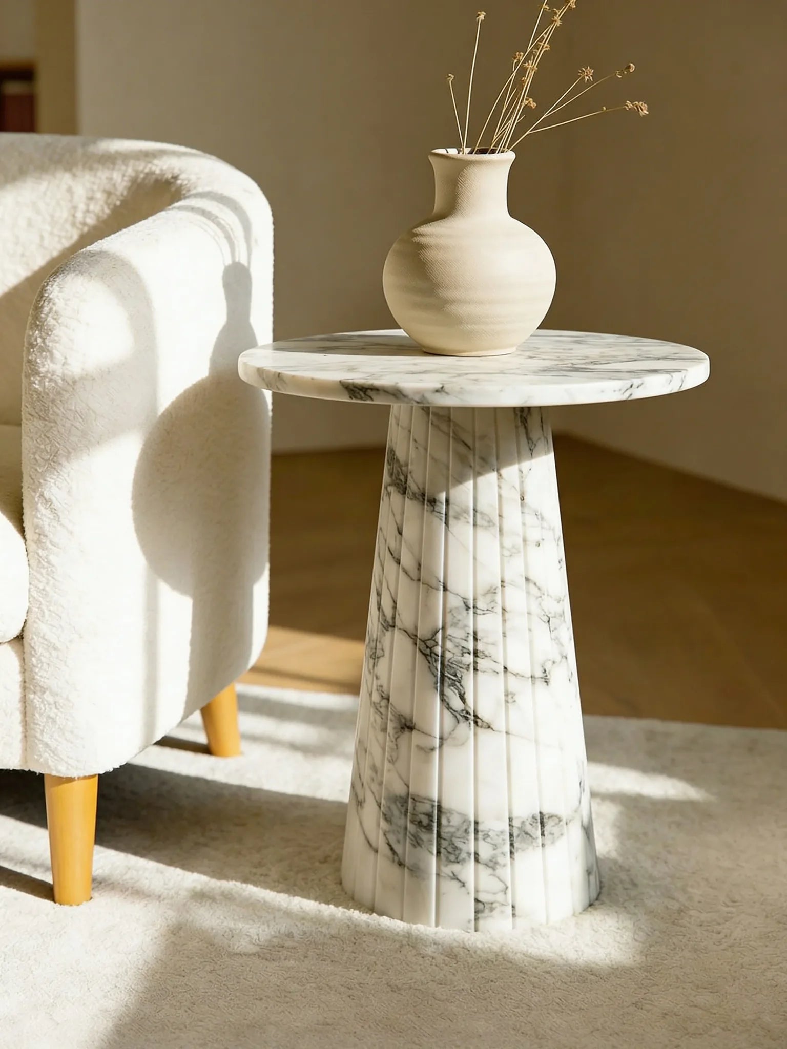 Arabescato side table, close-up of the grey veining