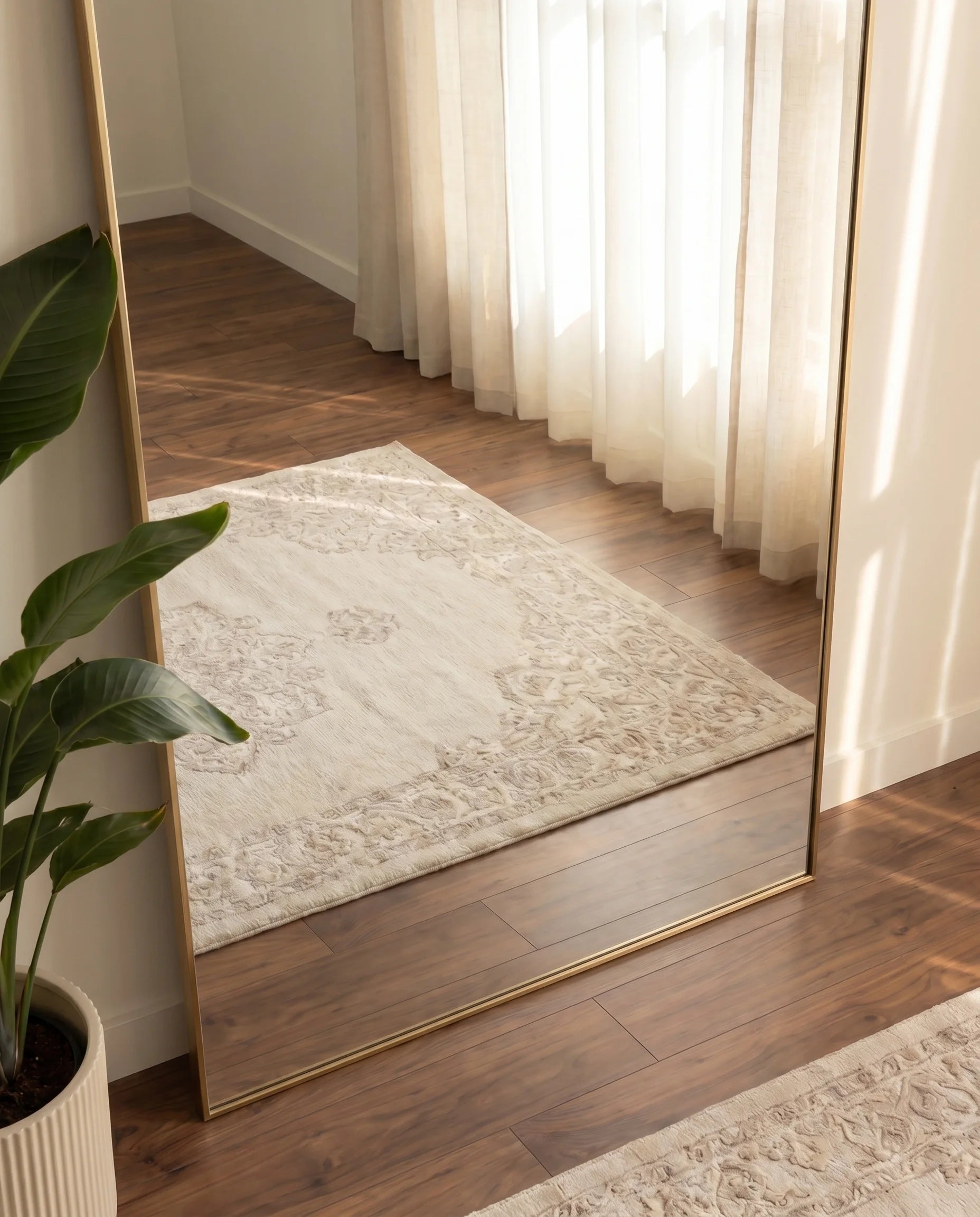 Diana large arched gold mirror, close-up of the slim frame