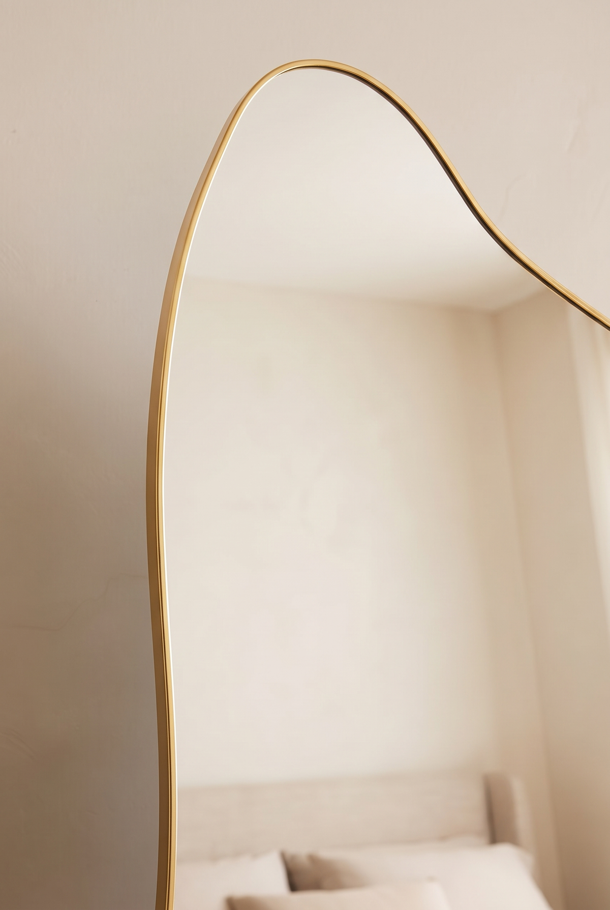 Helena curvy gold mirror, close-up of the frame