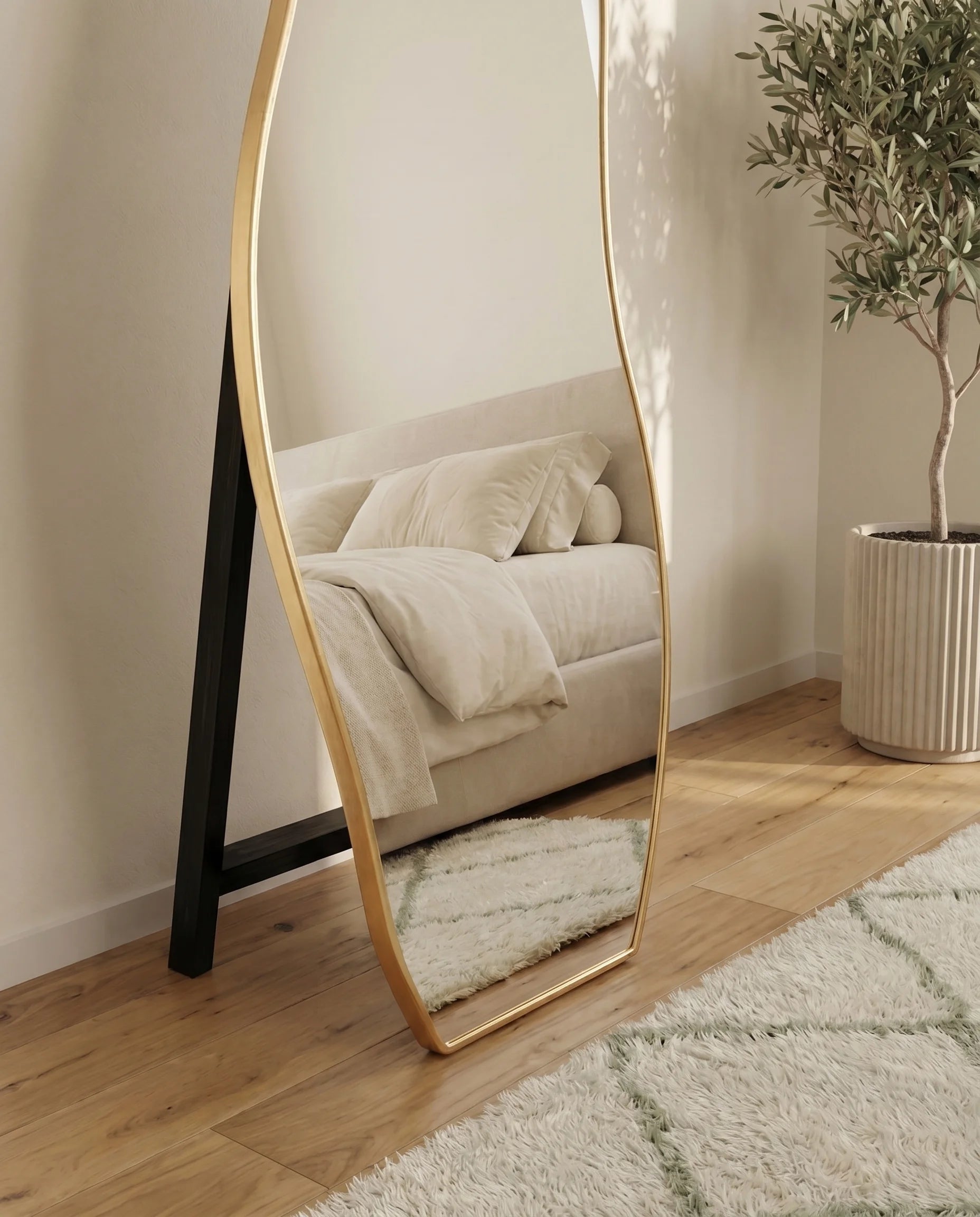 Helena curvy gold mirror, close-up of the frame