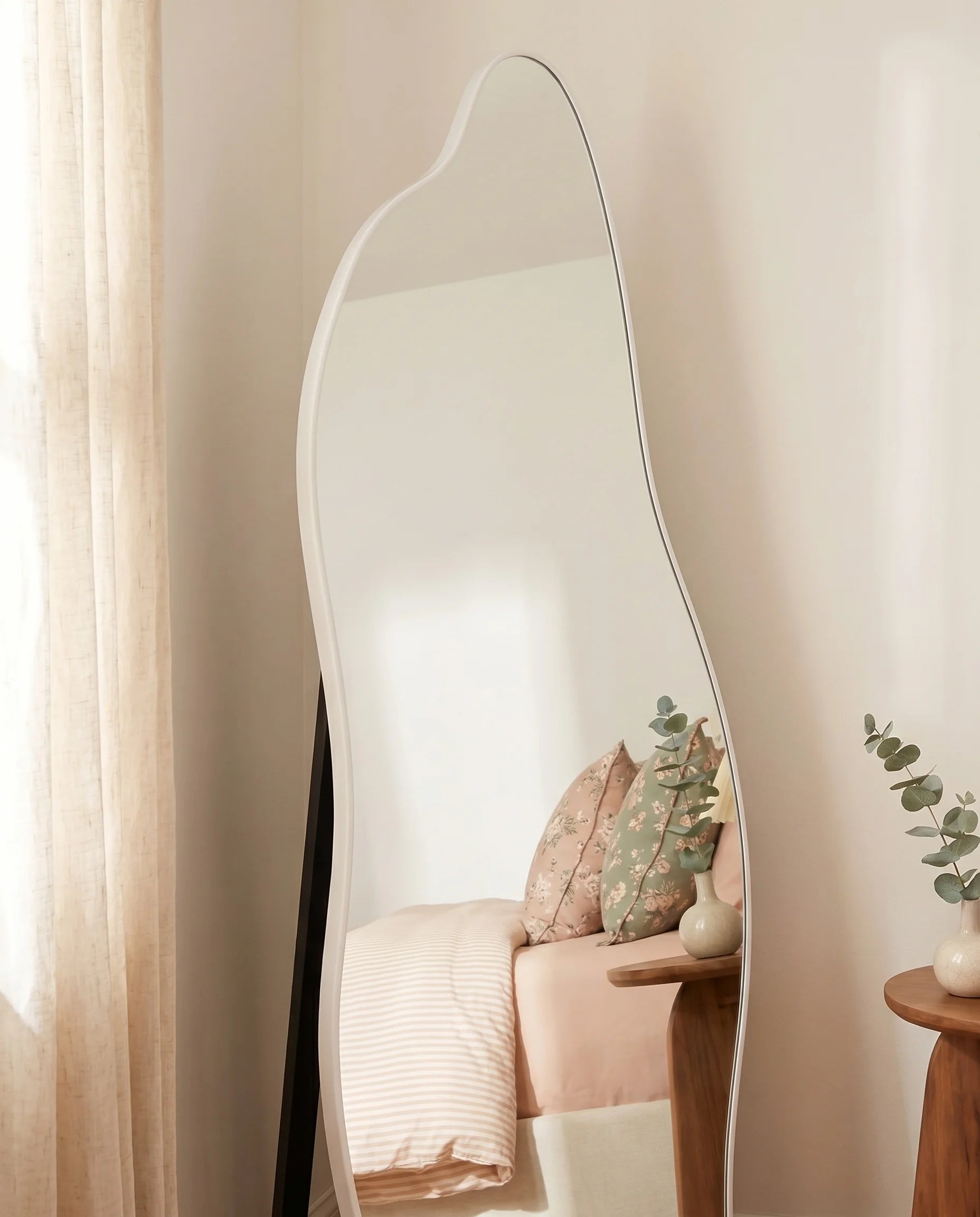 Helena curvy silver mirror, close-up of the frame