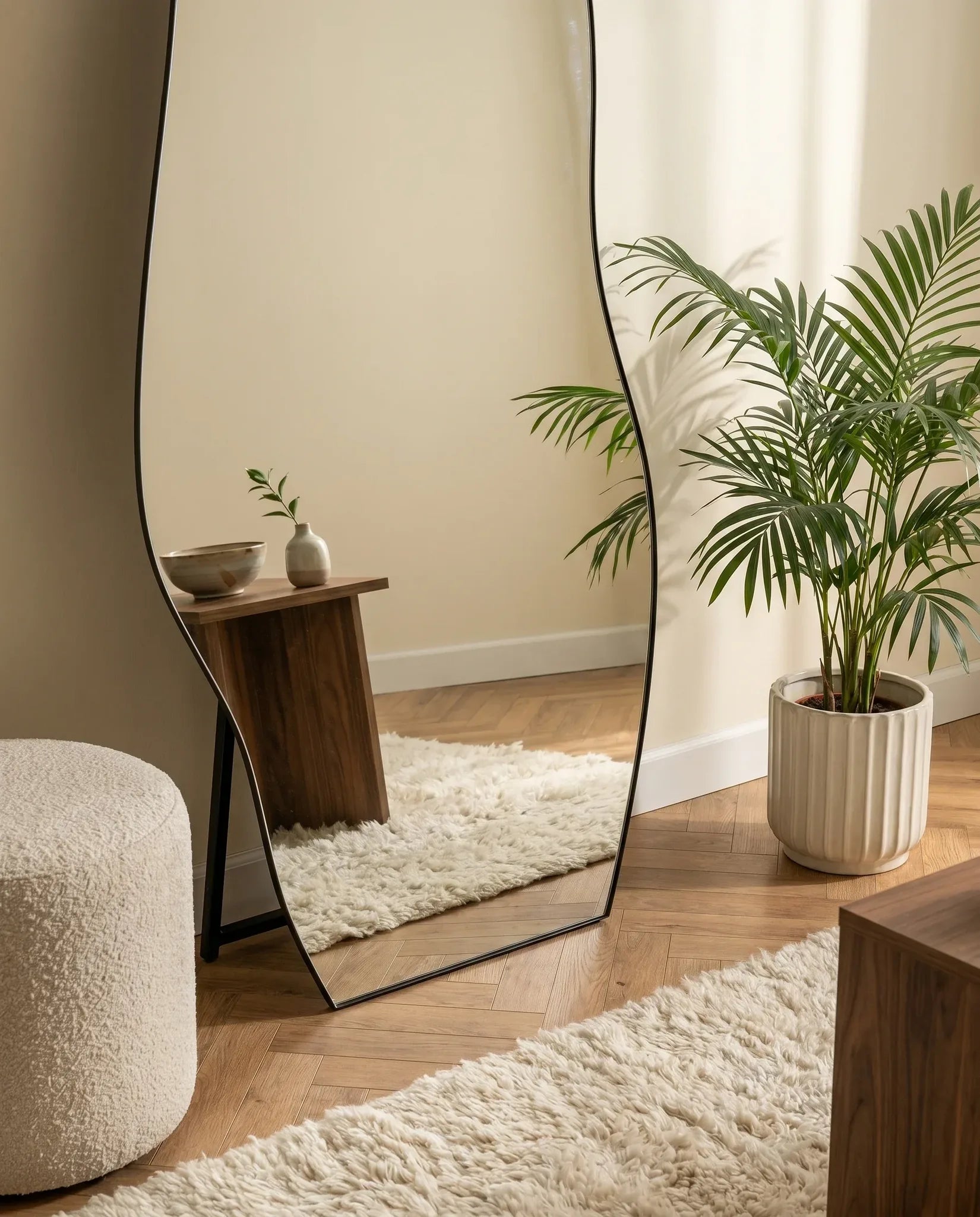 Olenna black LED irregular mirror, close-up of the stand