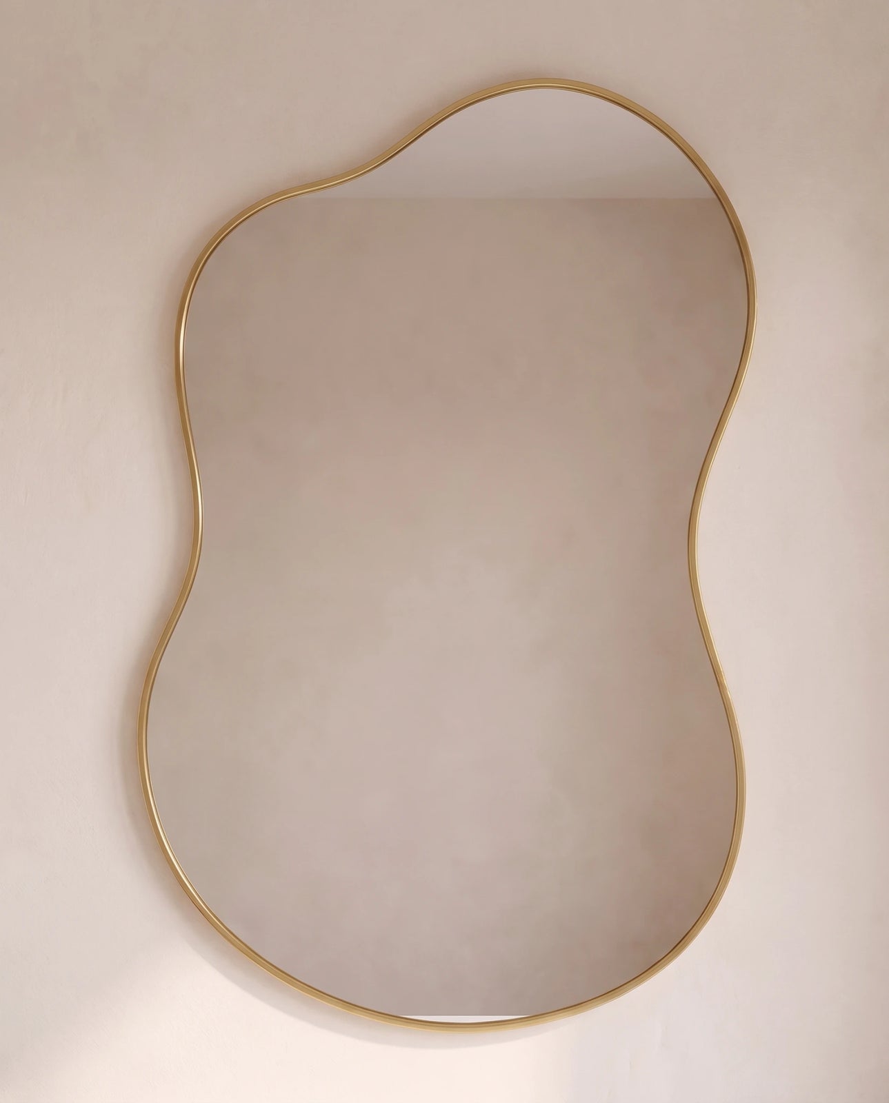 Vela gold irregular wall mirror, close-up of the frame